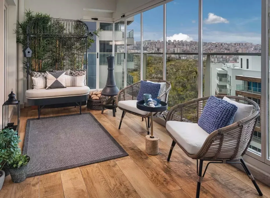 Oturma alanını çevreleyen cam balkon