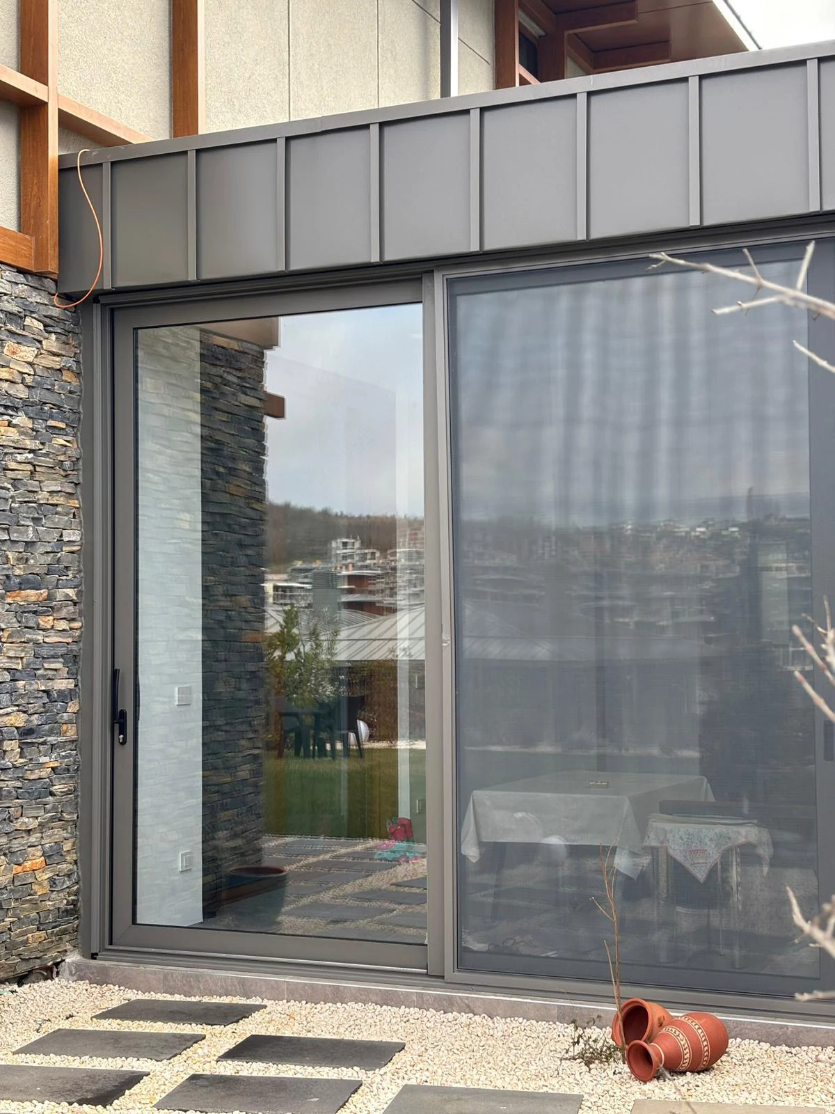 Bahçe cephesinde sürme cam uygulaması